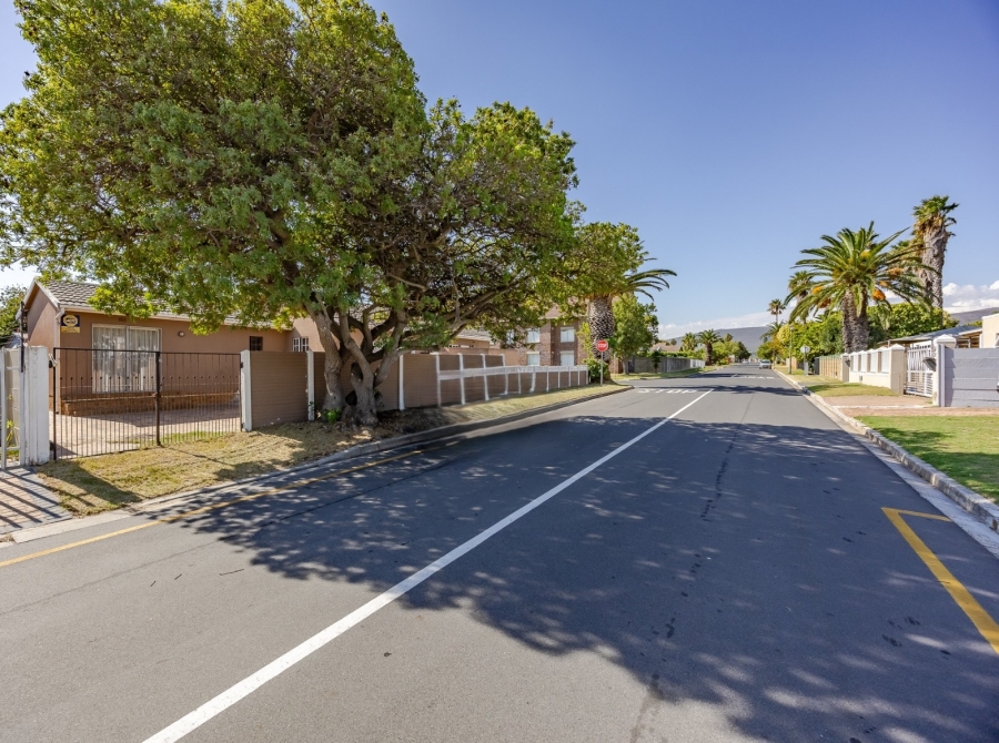 5 Bedroom Property for Sale in Bothasig Western Cape